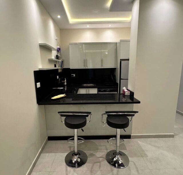 06-city-apartment-kitchen-bar-stools