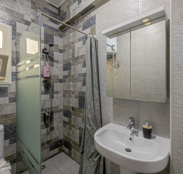 5-marina-promenade-406-hurghada-bathroom-shower