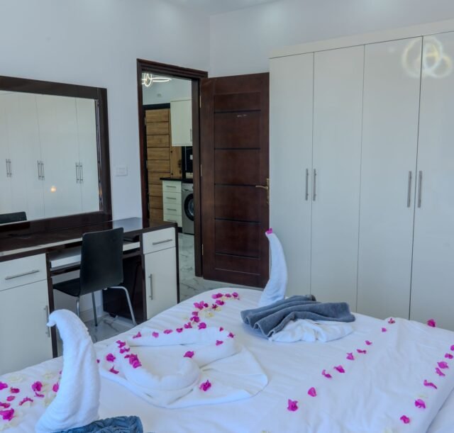 06-king bed-workspace
