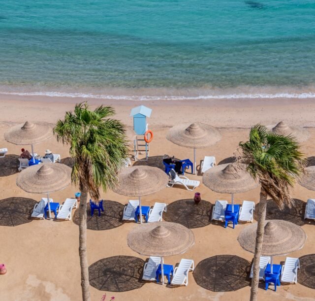 13-beach-areal-overview-sunbeds